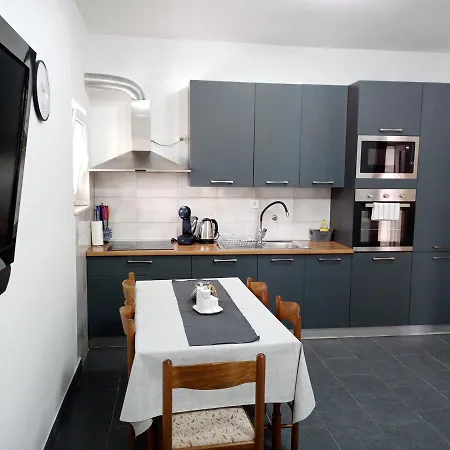 Obiteljski Stan Kastel Luksic Apartment Kastela